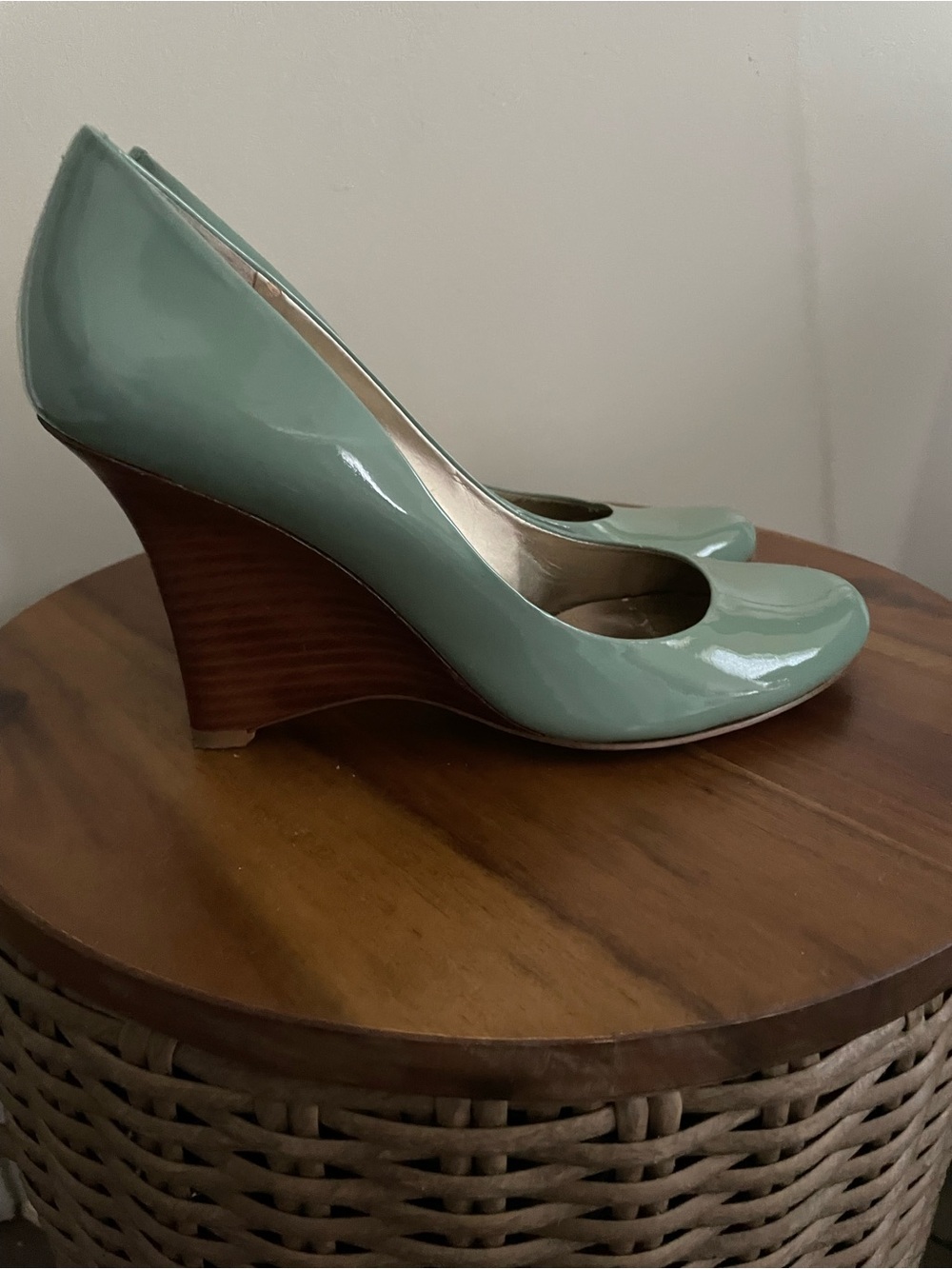 Nine West Mint Green Patent Leather Wedge Pumps Heels Shoes Womens 9 - Picture 4 of 4